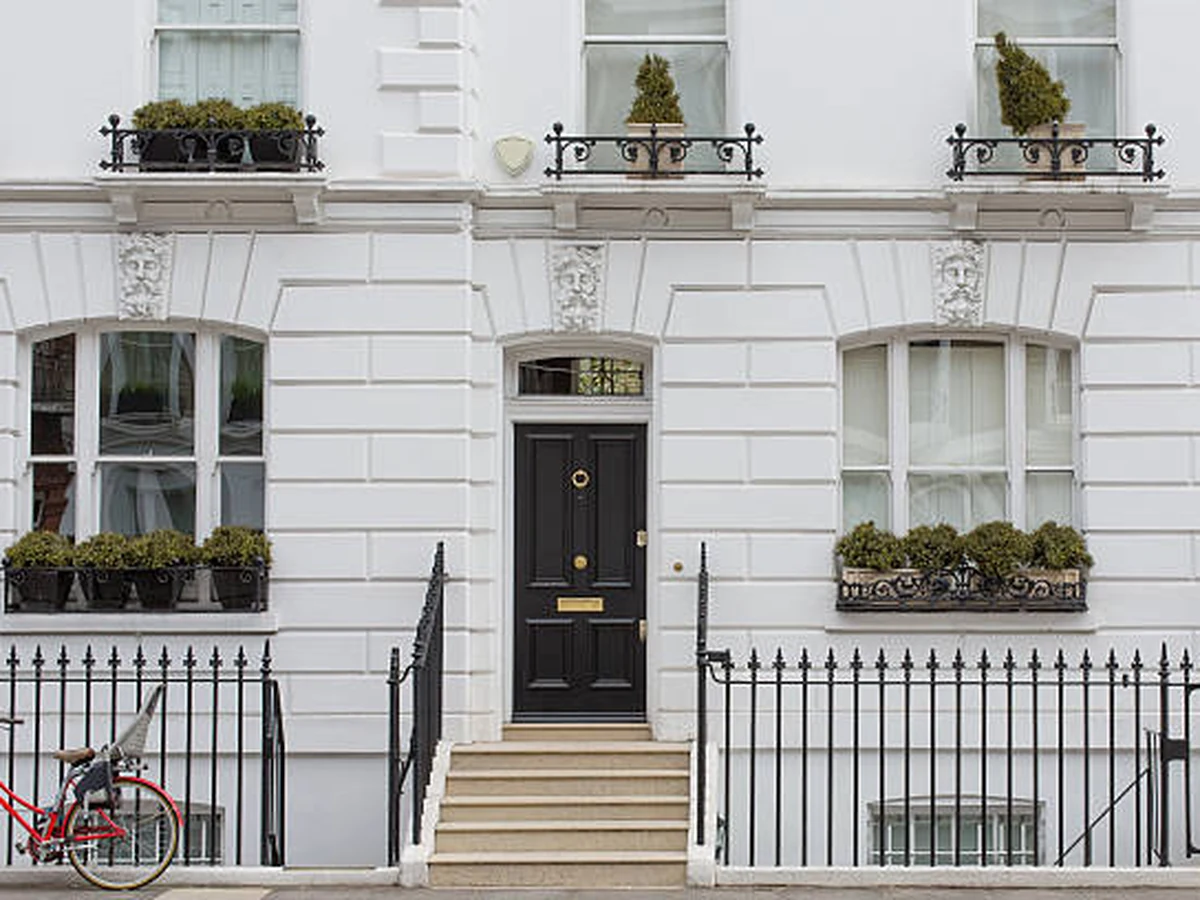 exterior-painting-white-georgian-townhouse-worthing-decorators Exterior painting costs in Worthing - white Georgian townhouse painted by Worthing Painters