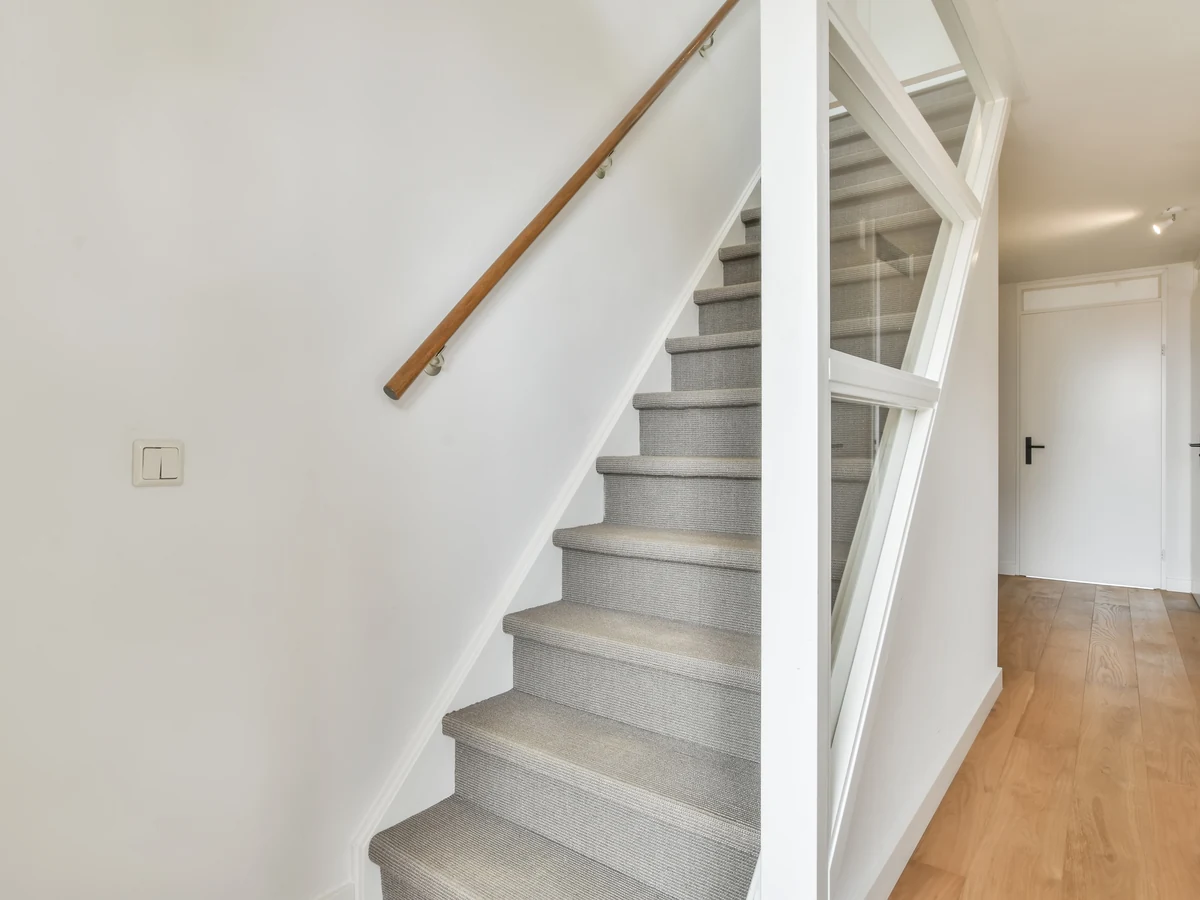 staircase-painting-clean-white-staircase-worthing-decorators Staircase Painting Costs in Worthing for Worthing Painters